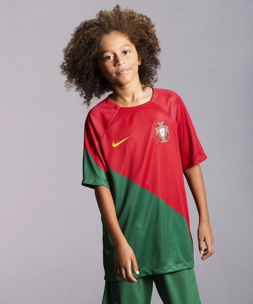 Camisolas de futebol transformadas em batas para dar força a crianças  doentes - Internacional - Jornal Record